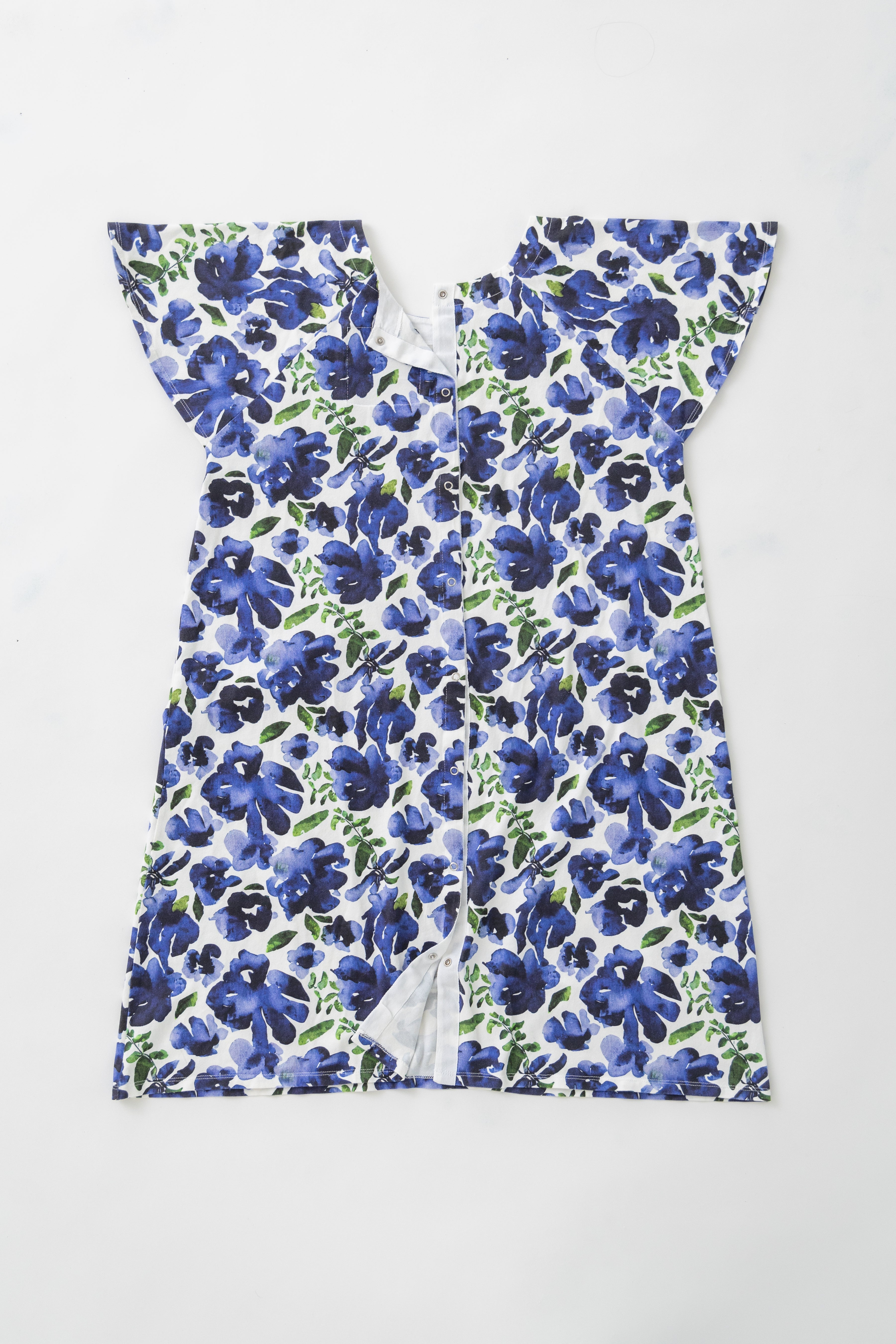 Medical gown with snaps for patients